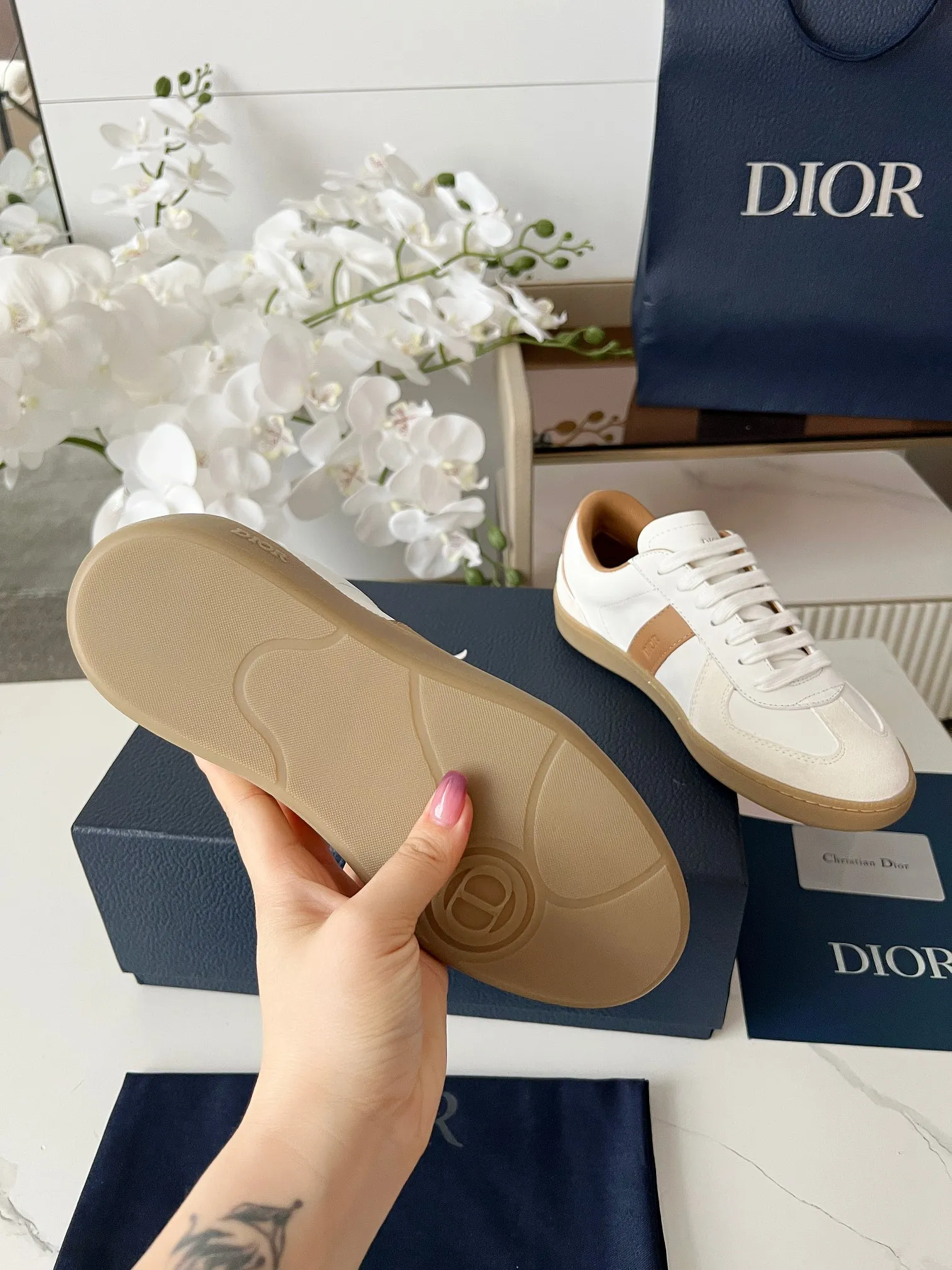 Men's Men's Shoes💰420 [New Style]🍿🍿Dior Dior Size: 38-44 (45 customized) 2025 new Dior B01 top version of moral training shoes! ! ! Made of white and brown first-layer cowhide, paired with white high-mercerized smooth suede, the upper is fully oiled and the original TPU molded outsole. New to the Fall 2025 collection, this sneaker marks the return of Dior’s classic style, reinterpreted in a stylish and elegant silhouette. Crafted from brown and white smooth first-grain cowhide, it's decorated with white high-mercerized cow suede splicing to enhance the style. Lined in tonal silk sheepskin, the shoe is finished with the Dior logo on the tongue and inner sides, and the CD icon on the heel. Paired with amber Tpu non-slip soles, it can be matched with various styles to create a sophisticated look.